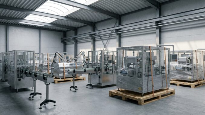 Verpackungsmaschinen in einer Industriehalle, vorbereitet für Abtransport bei einer Werksschließung