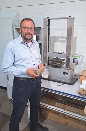 Andreas Schlierkamp, Entwicklungsingenieur und Geschäftsführer der Stephan Schaumstoffe GmbH, mit einem ReKKor Polster vor einer Prüfmaschine