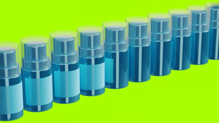 Reihe blauer Flaschen vor limettengrünem Hintergrund im neuen EMPACK-Design